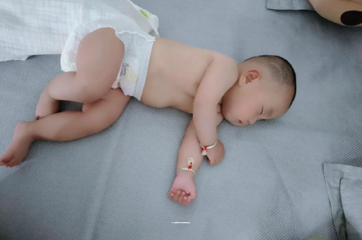 阳春宝宝拍嗝的正确方法